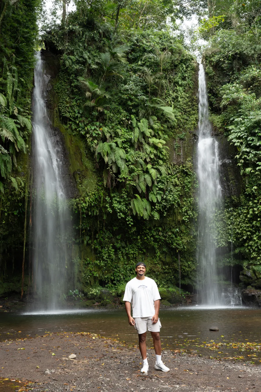 Juli&euml;n bij een waterval op Bali