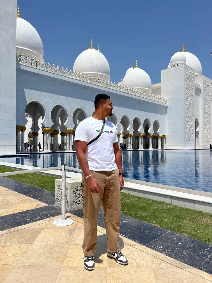 Juli&euml;n bij de Sjeik Zayed-moskee in Abu Dhabi