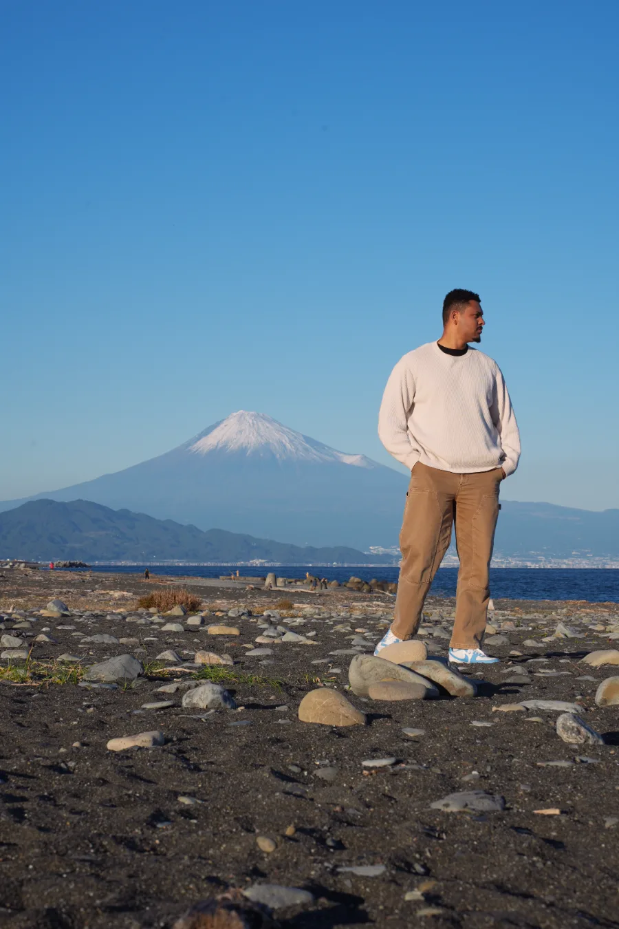 Juli&euml;n aan de kust bij de berg Fuji in Japan